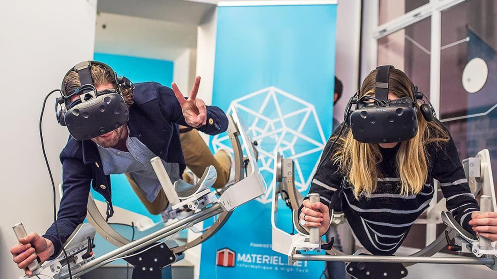 2 personne avec casque VR sur un simulateur